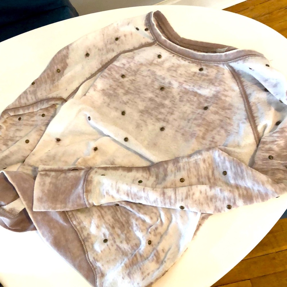 Comfy and cute sweatshirt with brass detail